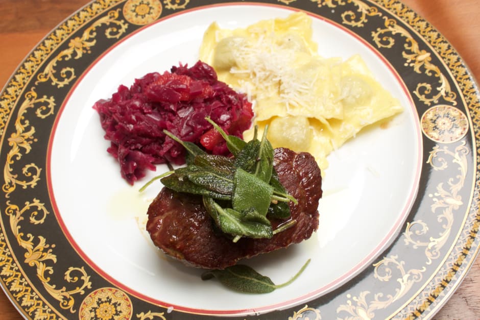 For Gourmets under Time Pressure: Venison Steak with Porcini Ravioli and orange-red Cabbage