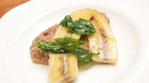 Porridge with caramelized Banana and crunchy Basil, exciting Recipe for Breakfast and Brunch!