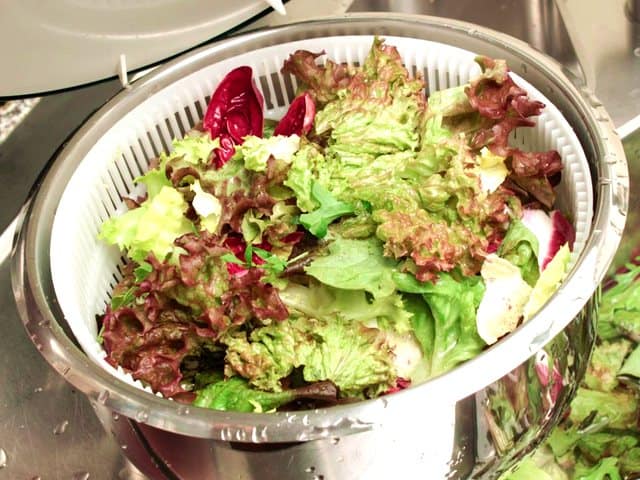 Put the washed lettuce in the salad spinner.