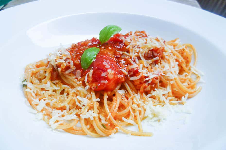 Cook Tomato Sauce from Tomatoes and canned Tomatoes yourself for spaghetti or other pasta