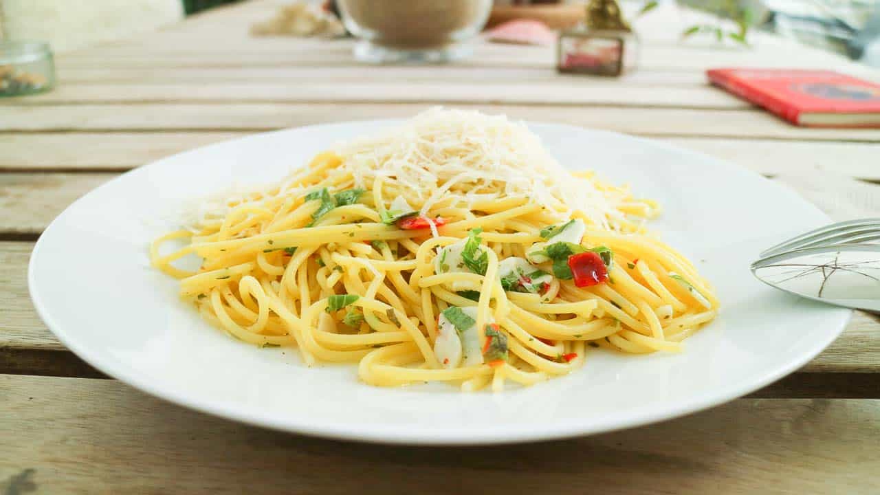 spaghetti-aglio-olio easy recipe from italy