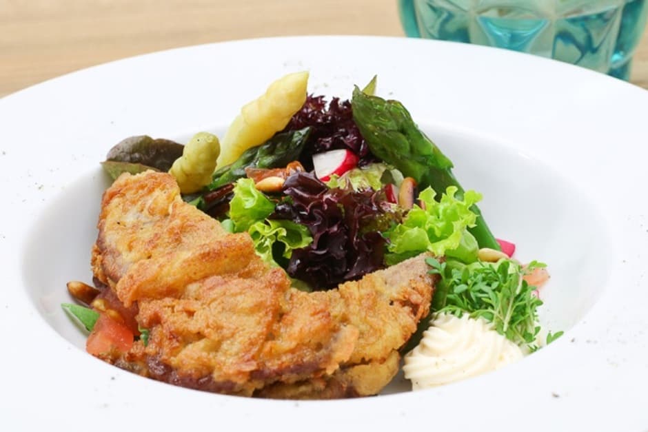 Salad with beef in a mustard crust