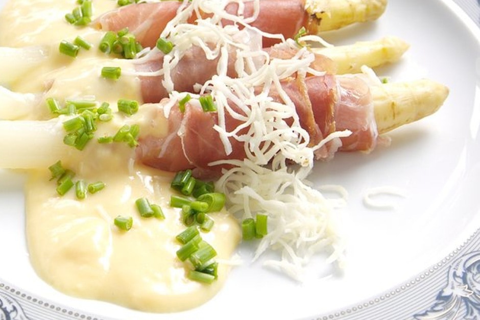 asparagus with hollandaise sauce is the classic of good cuisine
