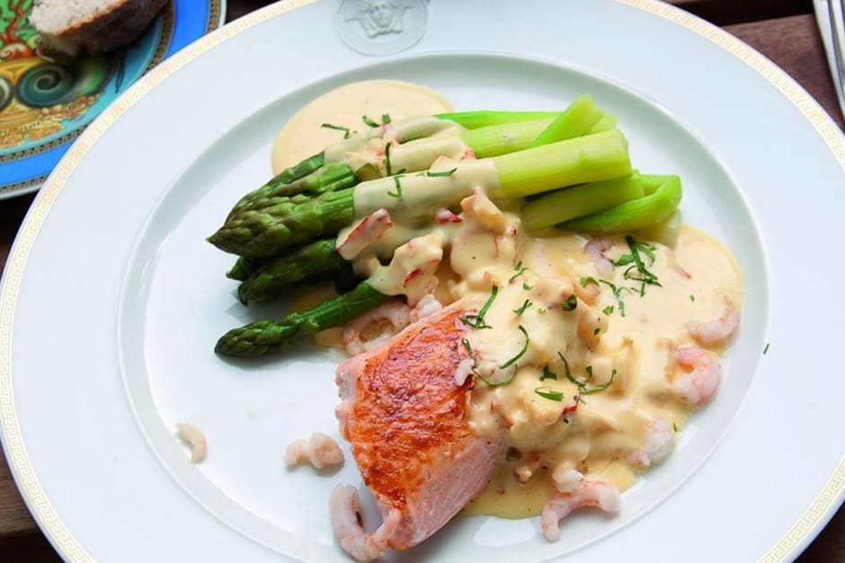 Recipe Sauce Hollandaise the cover picture for the article. Salmon with asparagus served deliciously.