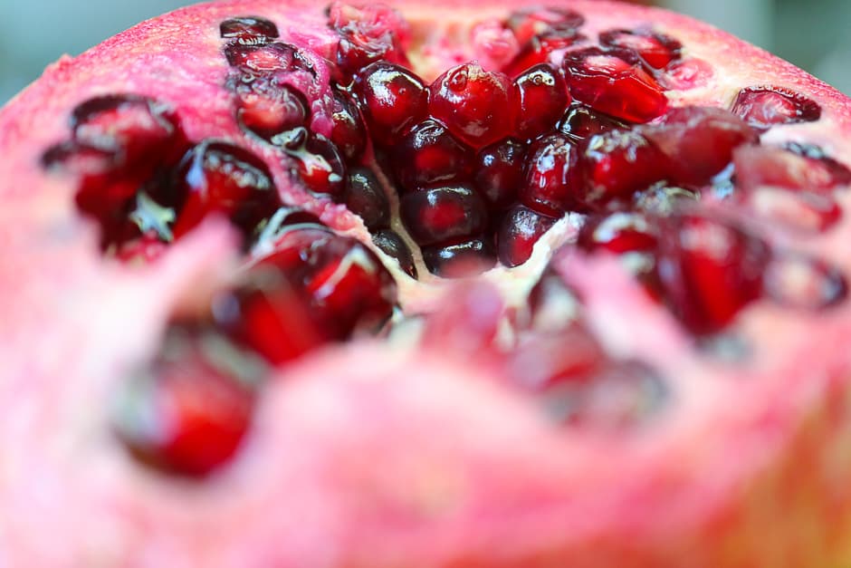 The pomegranate is a good fruit for the love kitchen because of its color. You can squeeze the erotic apple or use the seeds decoratively.