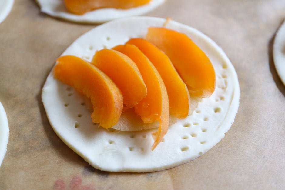 Place the raw apricot slices on the tartes