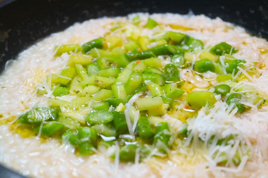 Add asparagus to the asparagus risotto.