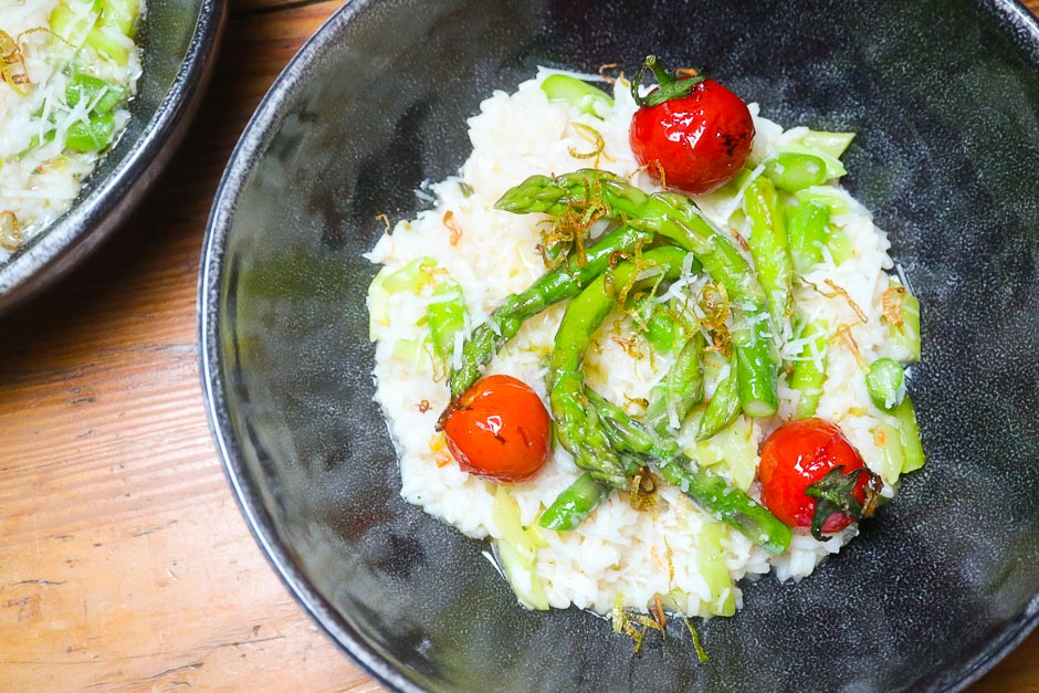 Asparagus risotto with green asparagus and tomatoes