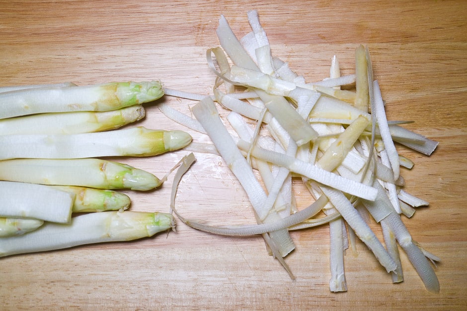 Asparagus peeled with asparagus stalks