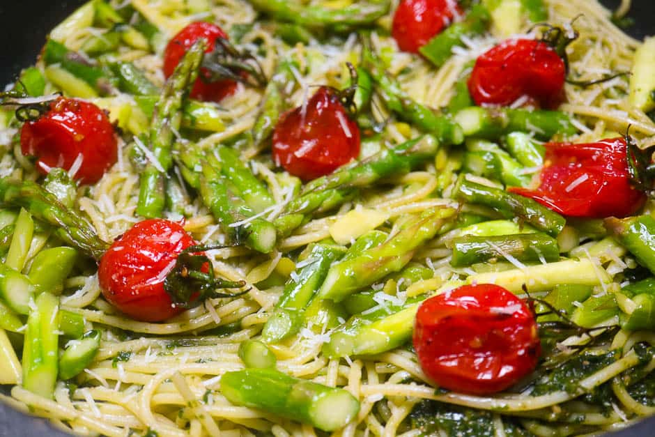 Pasta served with asparagus.