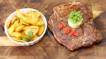 Steak with fried potatoes wonderfully arranged. © Thomas sixt food photographer.