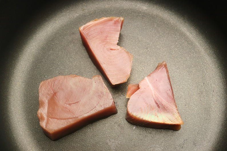 Tuna fillets as steak in the pan.