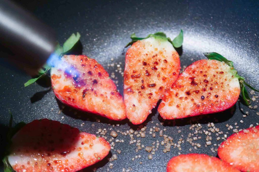 Caramelize the strawberries with sugar.