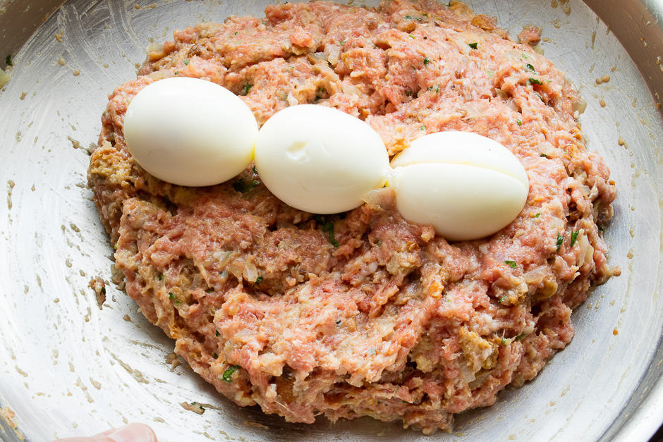 Fill the meatloaf with hard-boiled egg.