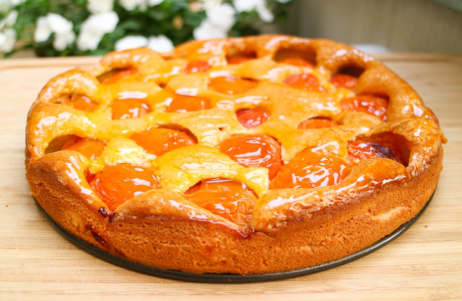 Spread apricot cake with apricot jam.