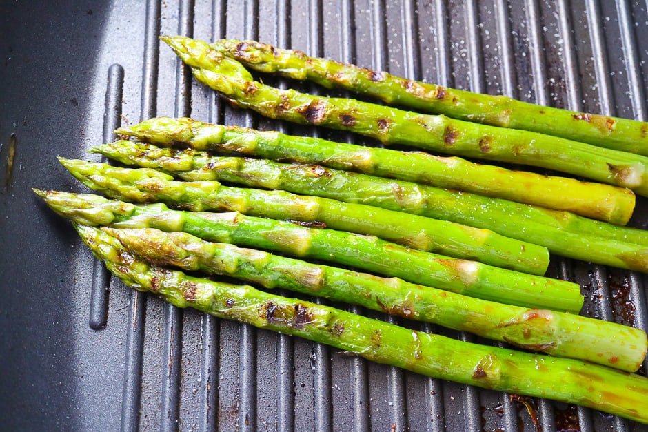Grill cooked asparagus