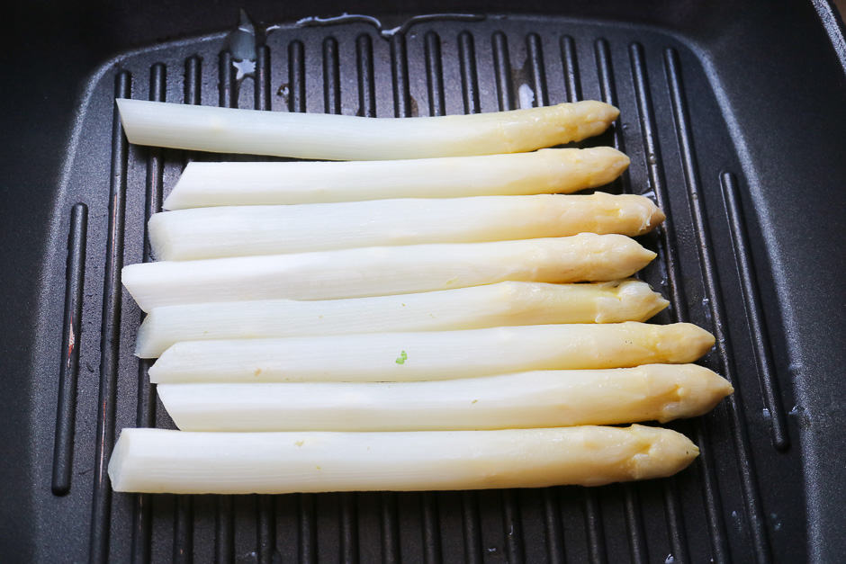 Grill the asparagus in the pan.