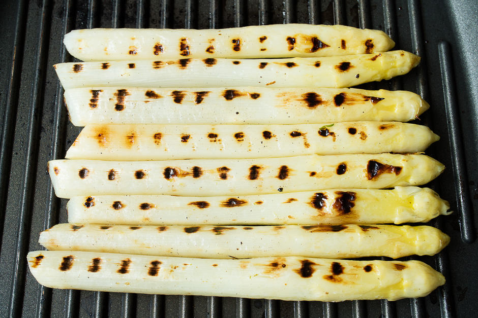 Asparagus with a typical pattern, the grilled asparagus in the pan.