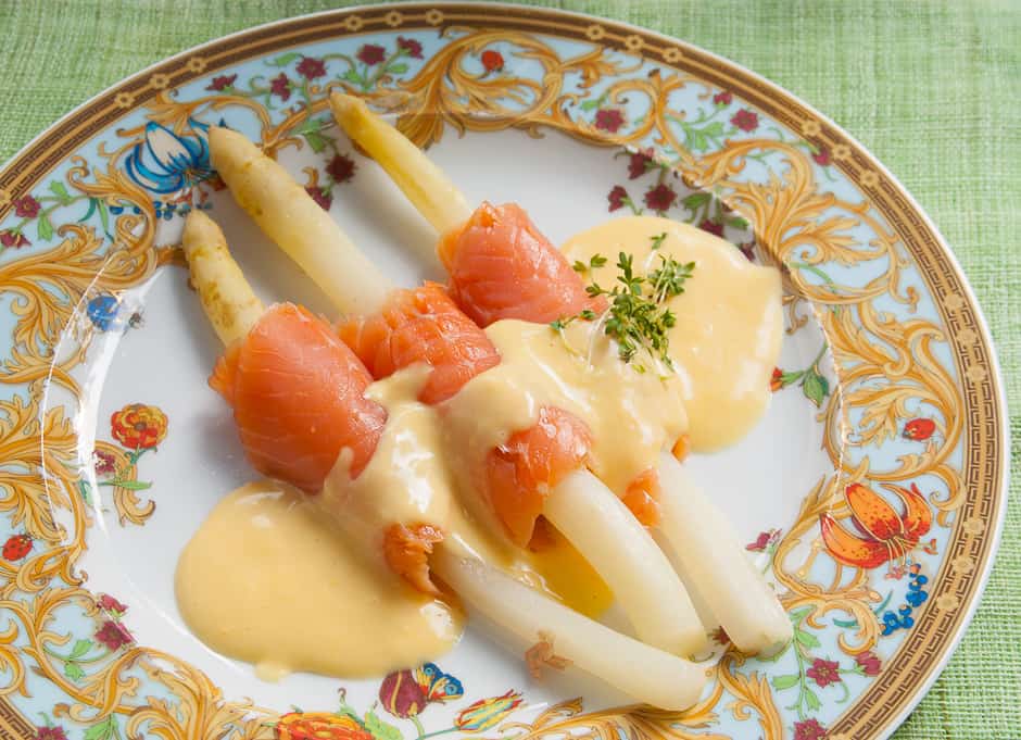 Smoked salmon with asparagus and hollandaise.