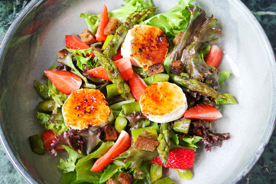 Goat cheese salad serving image.