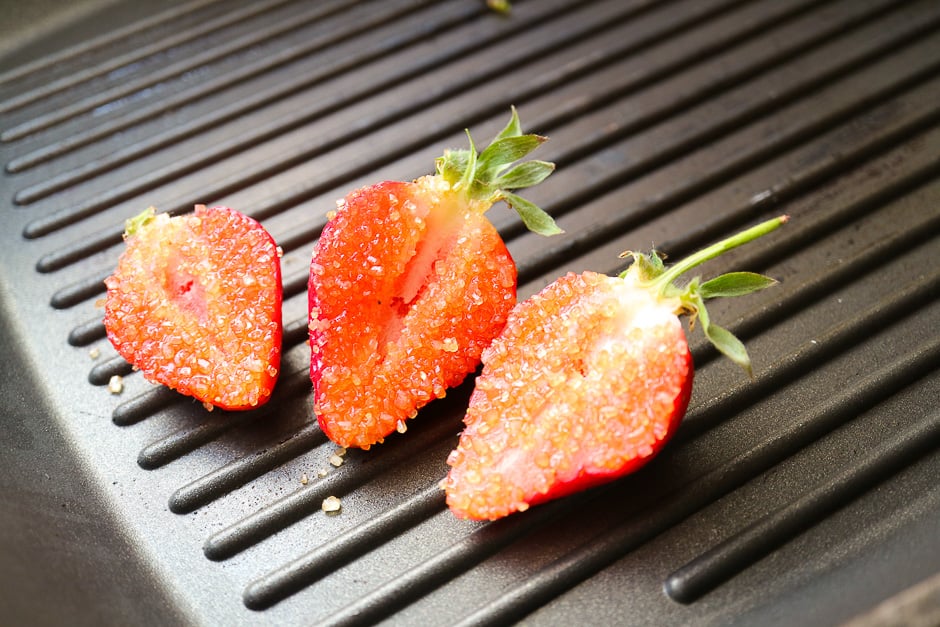 Sprinkle the cut strawberries with sugar.