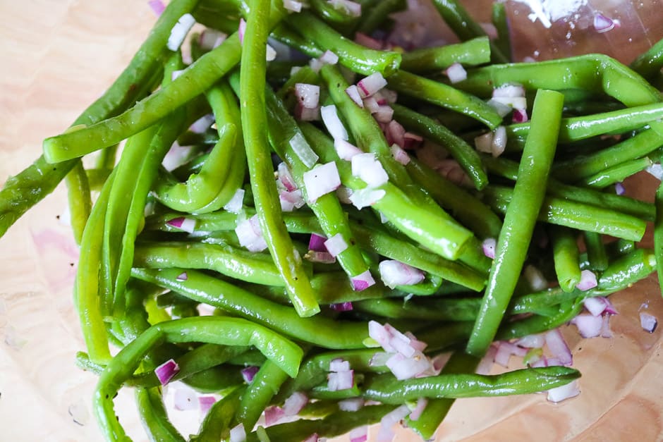 Marinate the bean salad with onions.