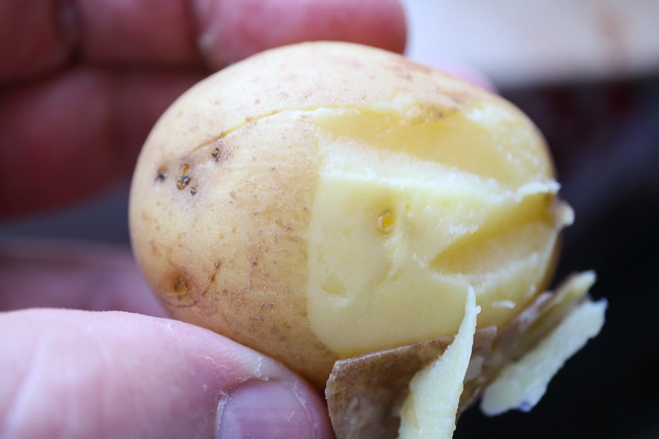 Peel the boiled potatoes