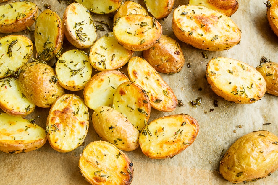 Potatoes from the oven with herbs. These halved early potatoes taste very good as baked potatoes.