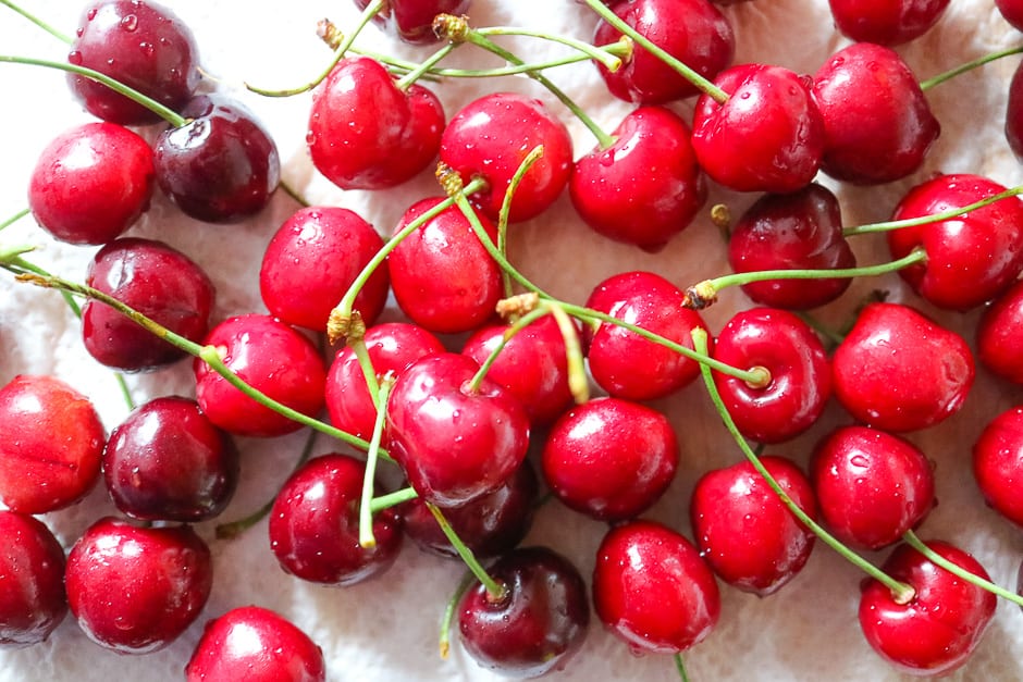 Wash the cherries and pat dry