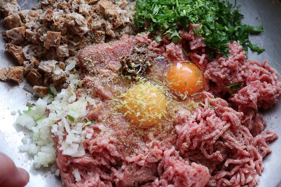 minced meat mixture for meatballs