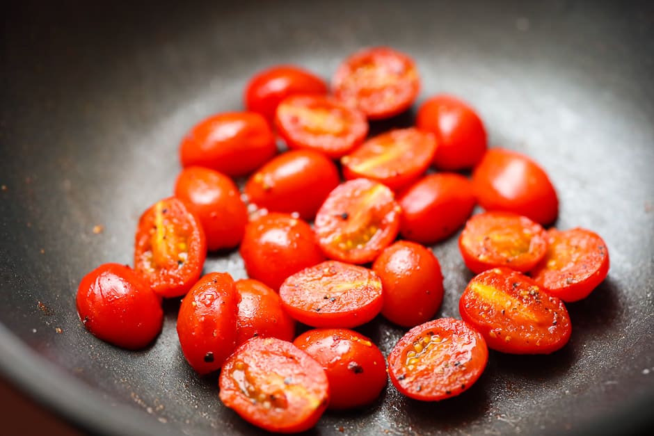 Fry the tomatoes