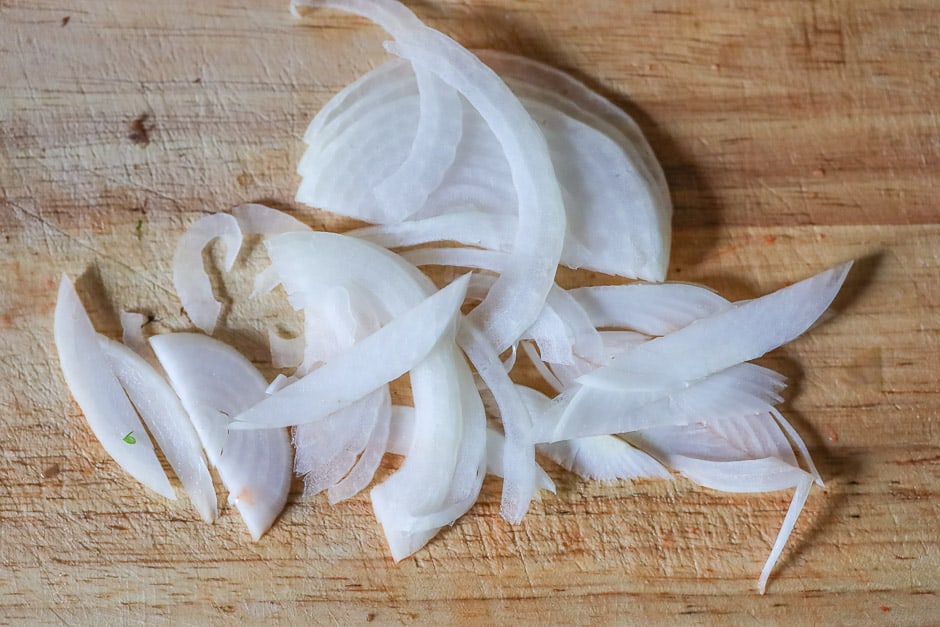 Cut the onions into slices
