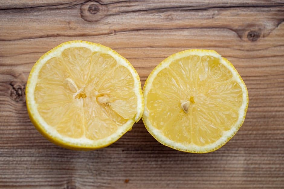 Lemon freshly sliced close-up