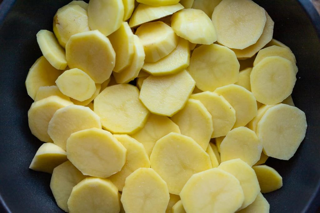 Cut the raw potatoes into slices