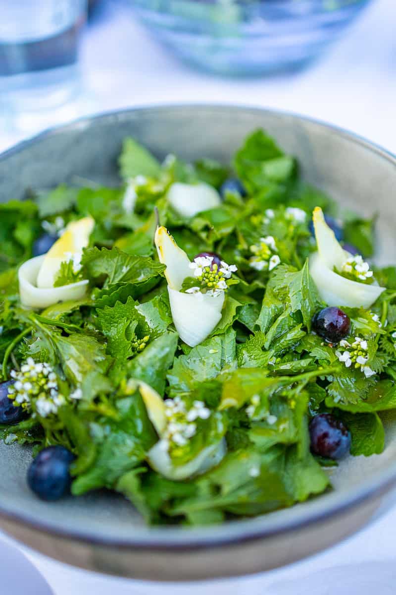 Garlic mustard with asparagus and blueberries