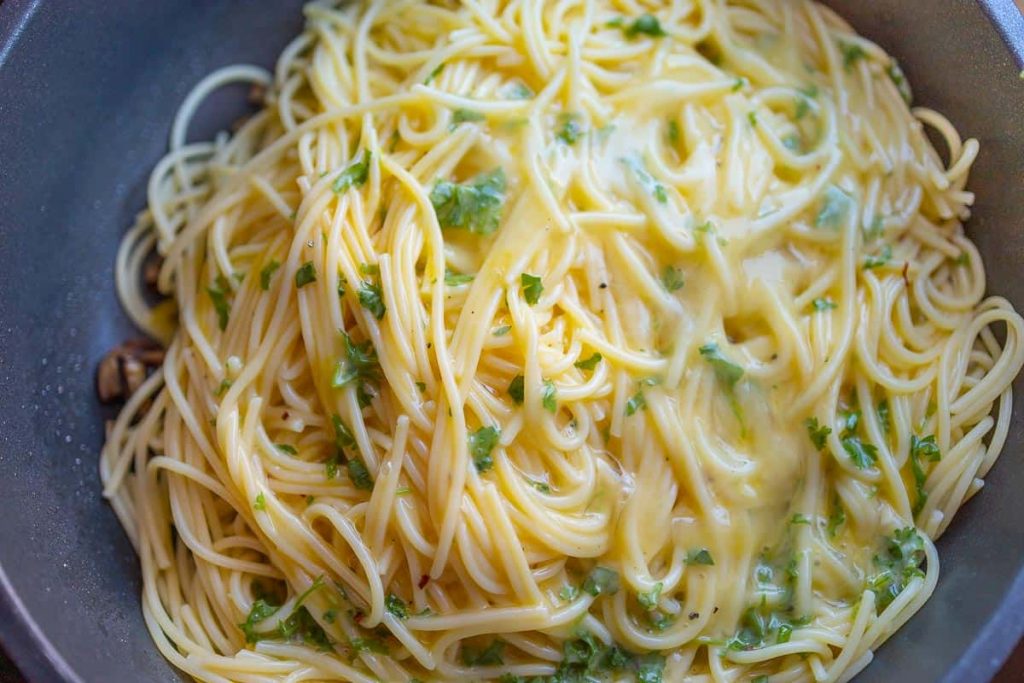 Spaghetti Carbonara vegetarian in the pan