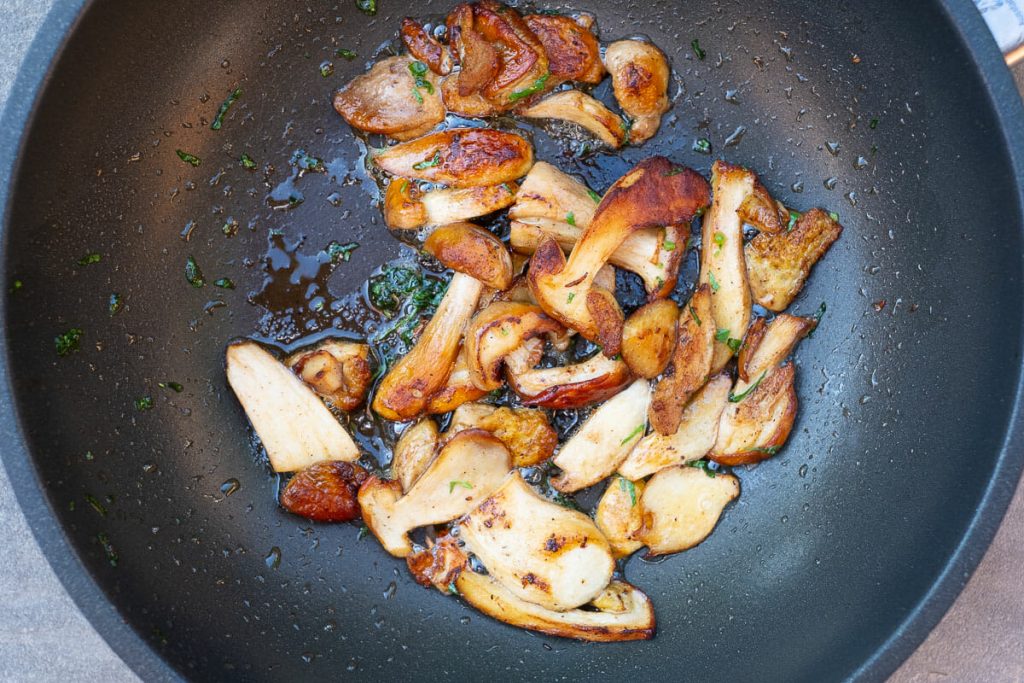 Fry the porcini mushrooms vigorously