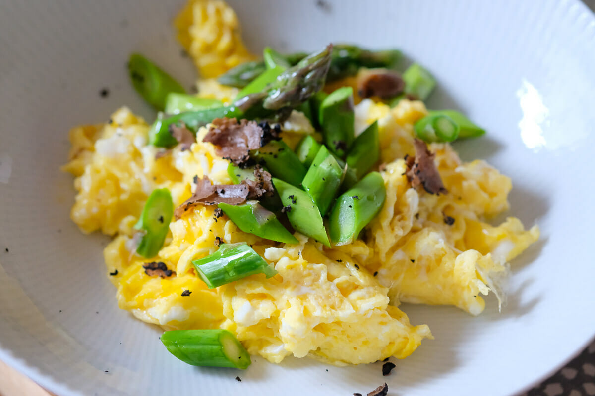 Scrambled eggs with green asparagus and truffle