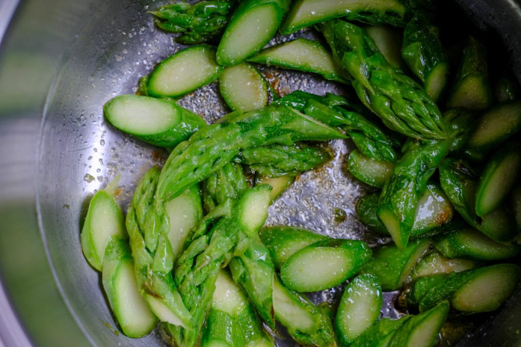 Cook and caramelize green asparagus