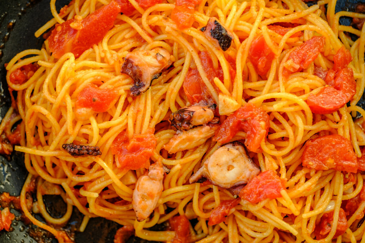 Spaghetti mixed with pulpo and tomato sauce