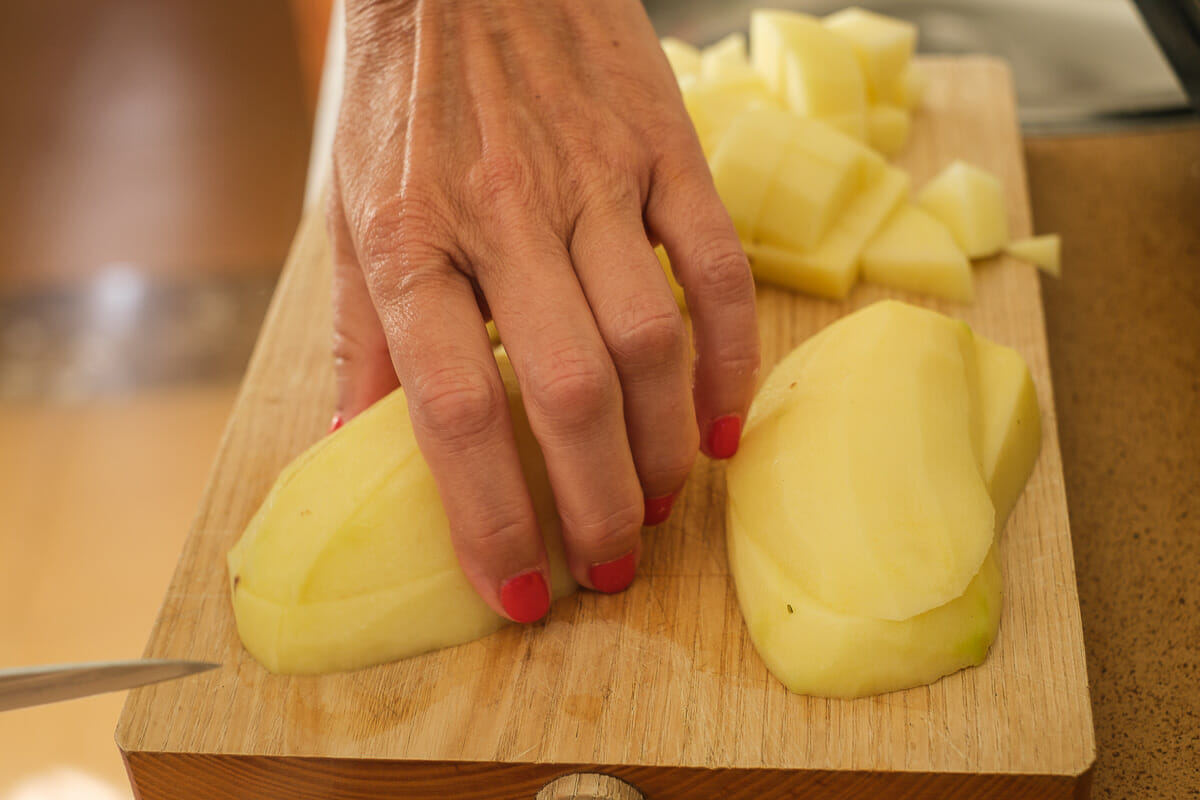 Cut the peeled potatoes