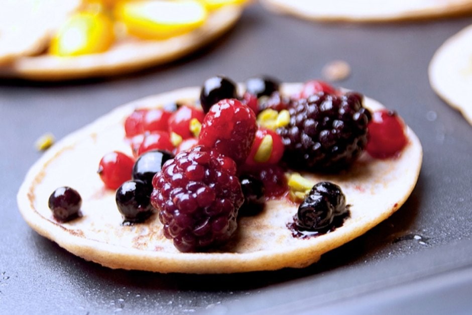 Make pancakes yourself, here with berries, a recipe by Thomas Sixt
