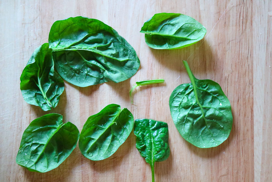 Clean the spinach leaves
