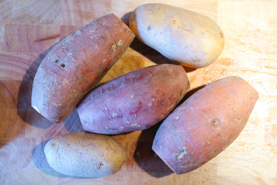 Sweet potatoes and potatoes for vegan goulash for 4 people