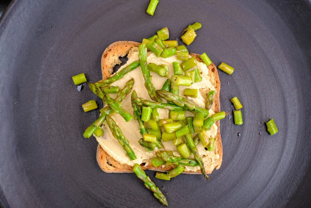 Toast with hummus and asparagus