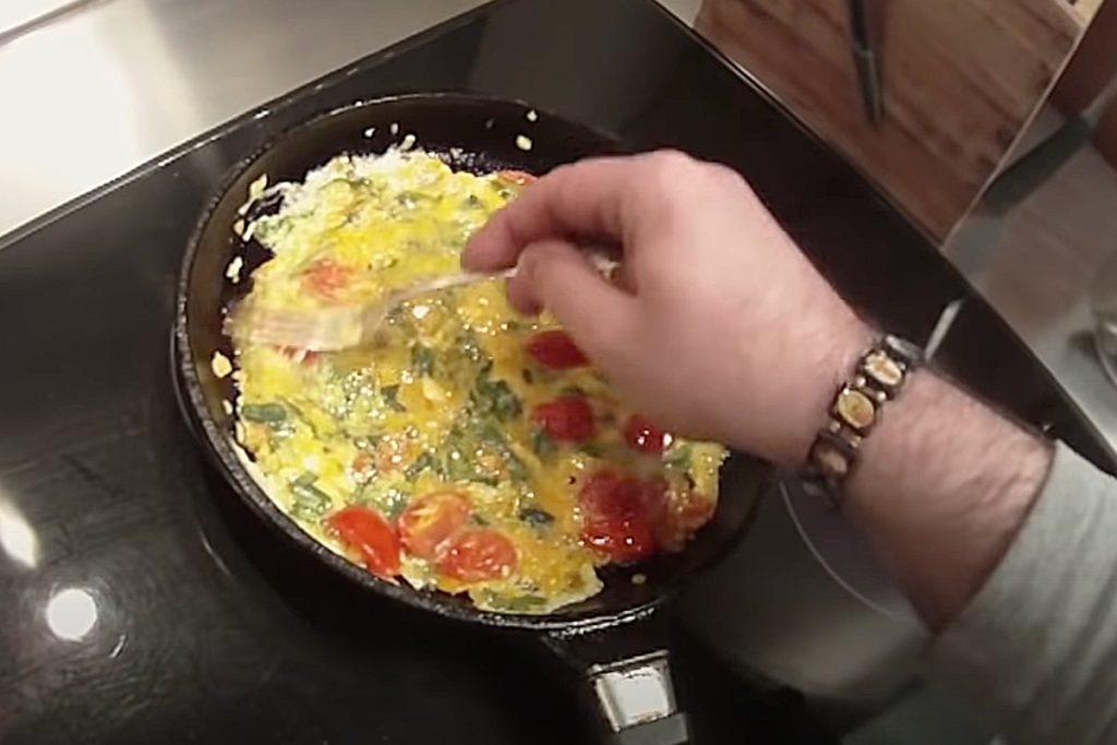 Prepare the tomato omelette