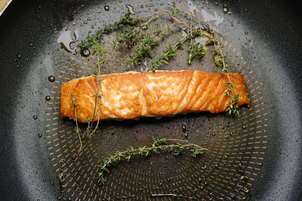 Fry salmon with thyme