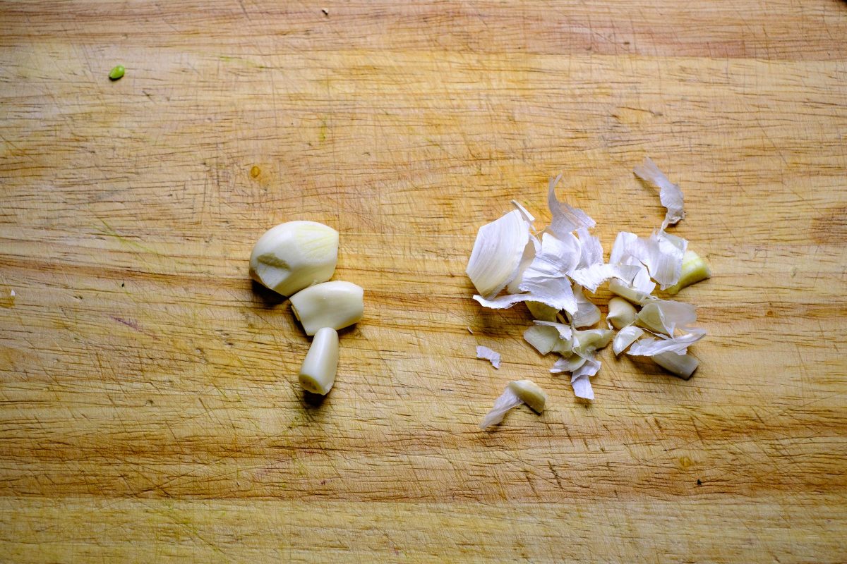 Garlic peeled on the board.