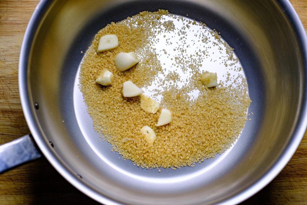 Garlic with sugar in the pot