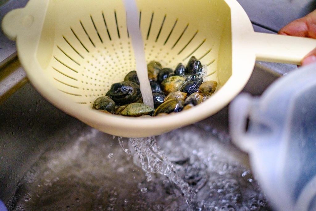 Wash the mussels in a colander